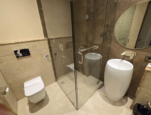 Quarto casal executivo, vista para a cidade | Banheiro | Chuveiro, produtos de toalete grátis, toalhas de banho 