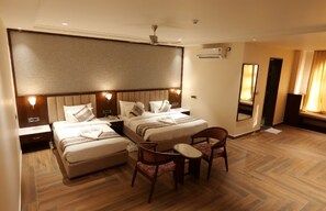 Quarto triplo executivo, vista para a cidade | Escrivaninha, Wi-Fi de cortesia
