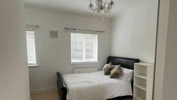 2 habitaciones, tabla de planchar con plancha y ropa de cama