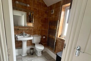 Combined shower/bathtub, deep-soaking bathtub, hair dryer, towels - Beautiful London City Home (London)