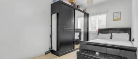4 bedrooms, iron/ironing board, bed sheets