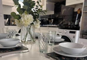 Fridge, microwave, oven, stovetop - Beautiful London City Home (London)