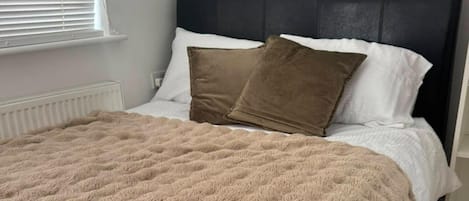 2 quartos, ferros/tábuas de passar roupa, roupa de cama