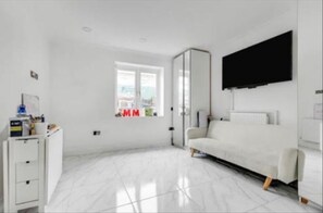 Living area - House Sleeps 10 With Enclosed Garden (London)