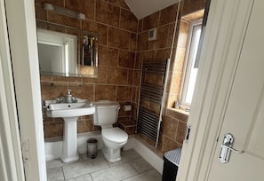 Combined shower/bathtub, deep-soaking bathtub, hair dryer, towels - Beautiful London City Home (London)