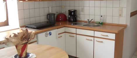 Fridge, oven, stovetop, coffee/tea maker