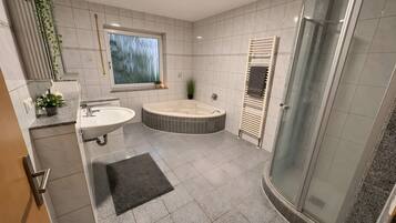 Een douche, een haardroger, handdoeken
