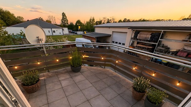 A rooftop patio with a railing, potted plants, and a view of surrounding buildings. - Apartment 'Control Suites Og Rechts' with Private Terrace and Wi-Fi (Urbar)