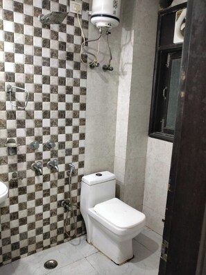 Standard Double Room | Bathroom - Staylo The Starlight Inn (New Delhi)