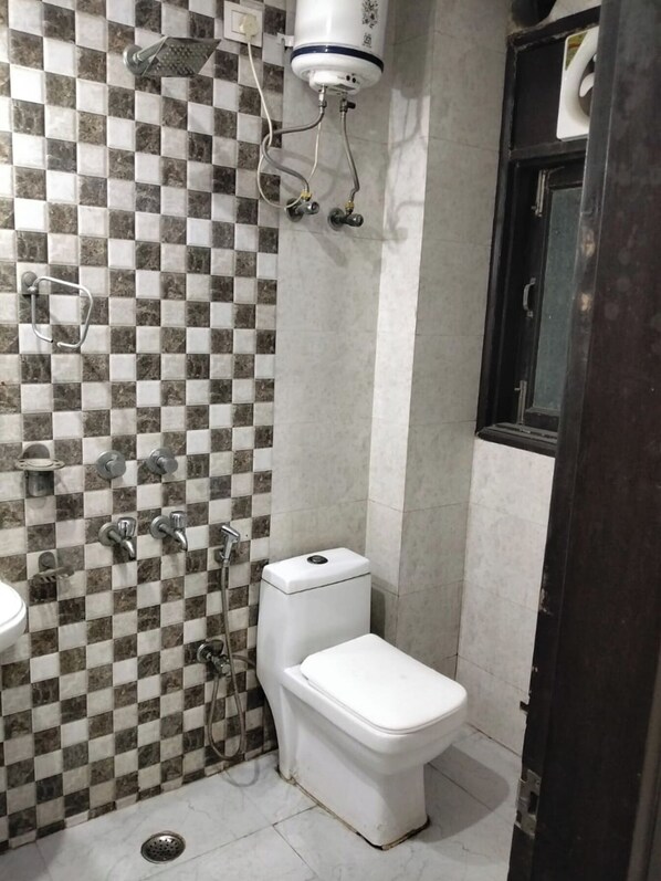 Standard Double Room | Bathroom | Shower, toilet paper