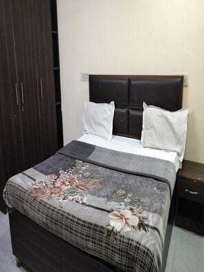 Standard Double Room | Desk, laptop workspace, free WiFi