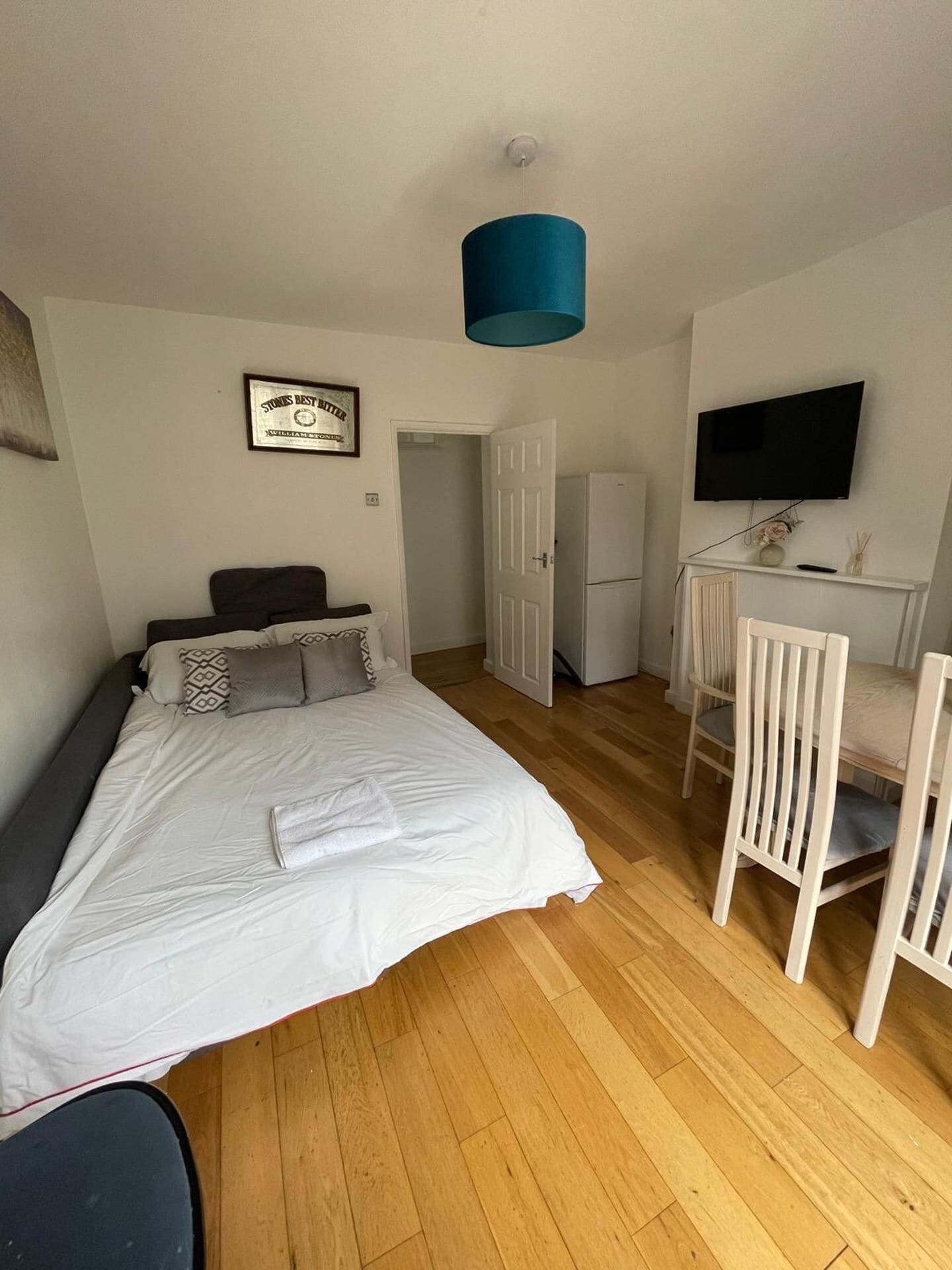 2 habitaciones, tabla de planchar con plancha y wifi gratis 