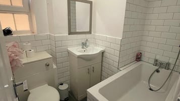 Duschwanne, Komfortbadewanne, Haartrockner, Handtücher