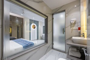 Superior Double Room | Bathroom - Newly Built Hotel Arjun (New Delhi)