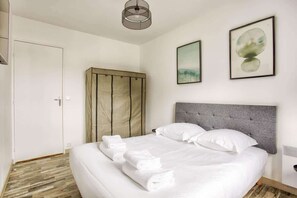 1 habitación, tabla de planchar con plancha y ropa de cama 