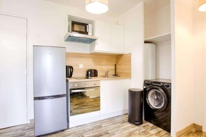 Refrigerador, microondas, cafetera y tetera y tetera eléctrica 