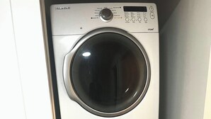 Lavadora y secadora Samsung apiladas para ahorrar espacio.