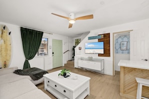 Spacious living room - Relax Patio Canal View Ocean Pool & Clubhouse, 11 pools, pickle ball, gym, mini golf (Panama City Beach)