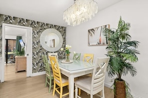 Eat dinner with the family! - Relax Patio Canal View Ocean Pool & Clubhouse, 11 pools, pickle ball, gym, mini golf (Panama City Beach)