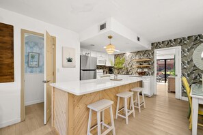 Amazing open kitchen! - Relax Patio Canal View Ocean Pool & Clubhouse, 11 pools, pickle ball, gym, mini golf (Panama City Beach)