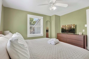 4 bedrooms, desk, WiFi, bed sheets