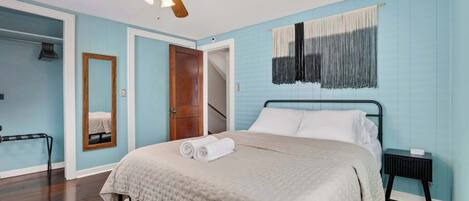 4 bedrooms, desk, WiFi, bed sheets