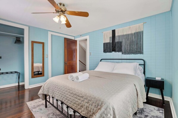 4 bedrooms, desk, WiFi, bed sheets
