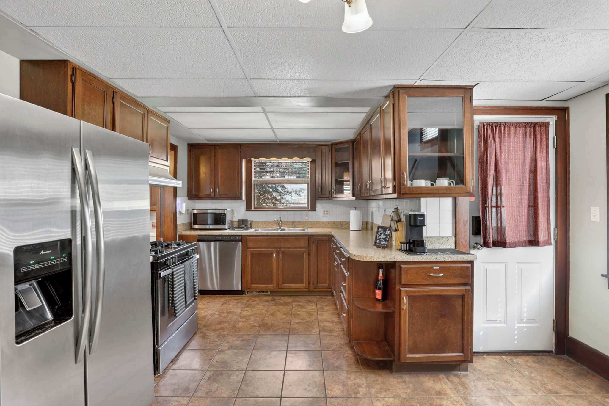 Fridge, microwave, dishwasher, coffee/tea maker