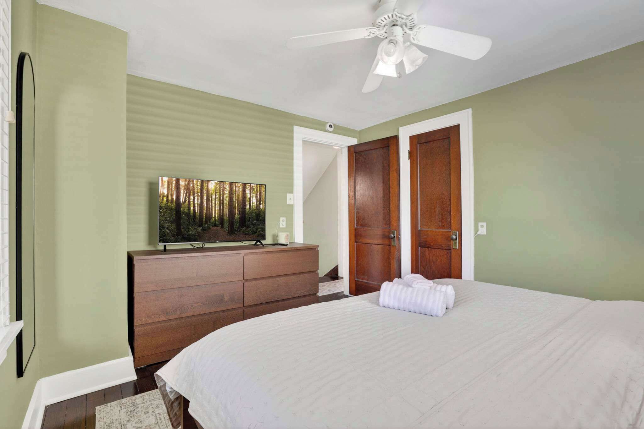 4 bedrooms, desk, WiFi, bed sheets