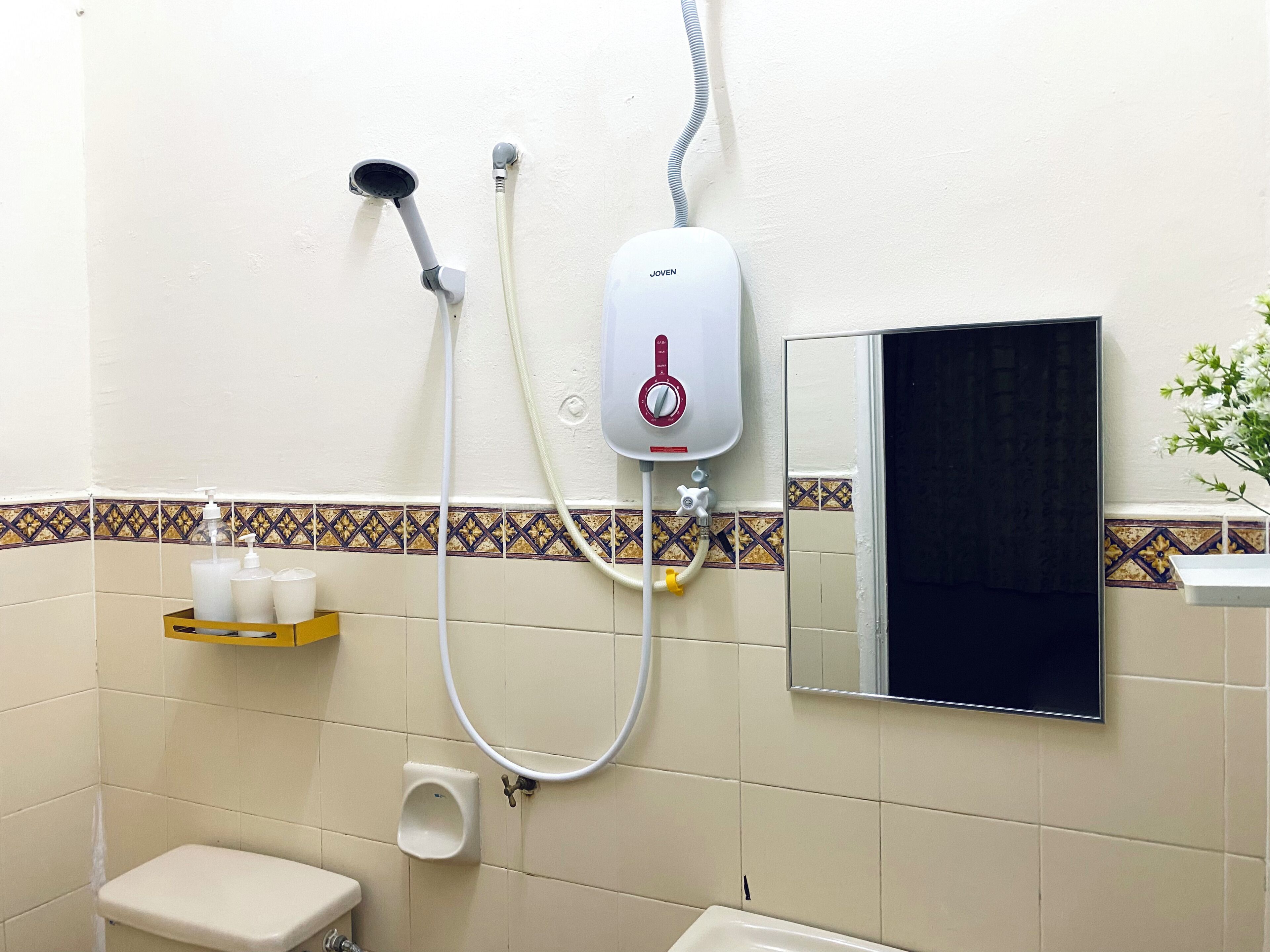 Een douche, milieuvriendelijke toiletartikelen, een haardroger