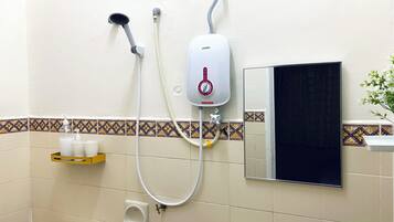 Een douche, milieuvriendelijke toiletartikelen, een haardroger