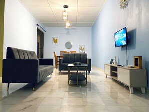 Living area - 4 Bedroom Semi-D w/ Private Yard & Fast Wi-Fi - 15 mins KLIA (Sepang)