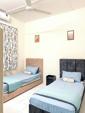 Room - 4 Bedroom Semi-D w/ Private Yard & Fast Wi-Fi - 15 mins KLIA (Sepang)