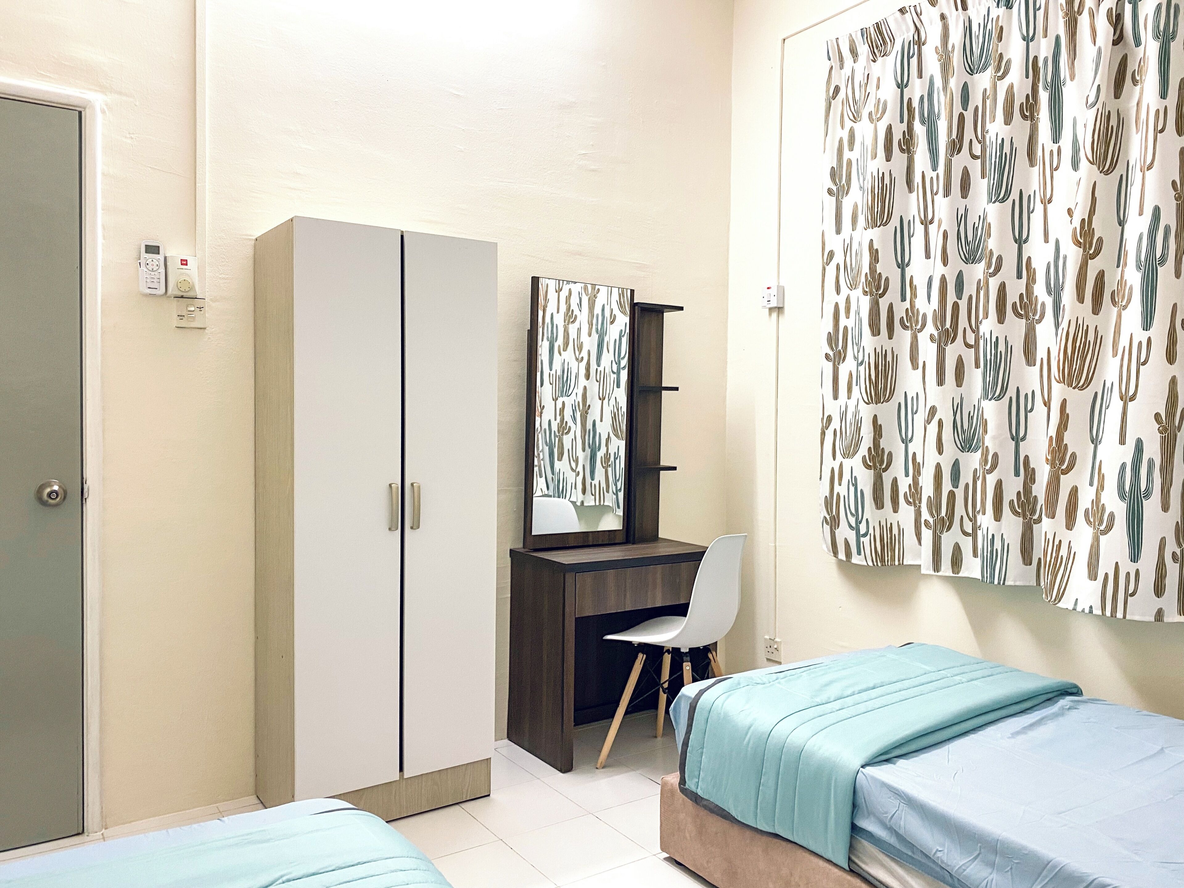 4 bedrooms, desk, iron/ironing board, free WiFi