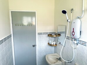 Bathroom - 4 Bedroom Semi-D w/ Private Yard & Fast Wi-Fi - 15 mins KLIA (Sepang)