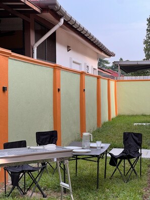 Outdoor dining - 4 Bedroom Semi-D w/ Private Yard & Fast Wi-Fi - 15 mins KLIA (Sepang)