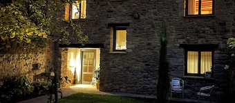 Casa La Sendera Rural Accommodation with fireplace and garden with barbecue.