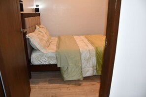 1 bedroom, iron/ironing board, travel cot, free WiFi - The City Escape: Stylish Condo Near Ayala Bloc & IT Park (Cebu City)