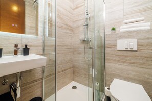 Dusche, Haartrockner, Handtücher, Seife