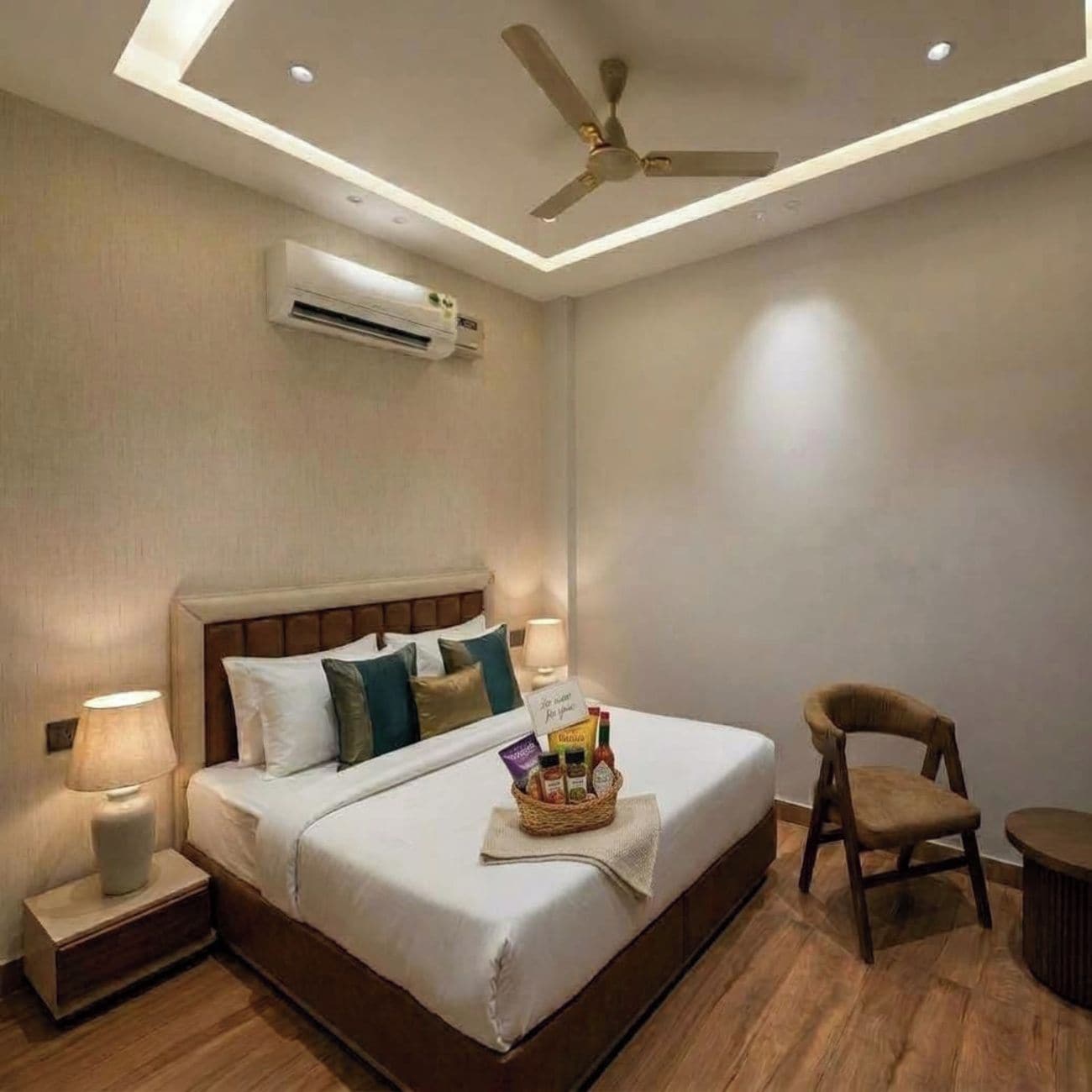 Una habitación de hotel con cama, lámparas de noche, ventilador de techo y aire acondicionado.