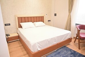 Desk, free WiFi - Purav Hotel (Kharkhauda)