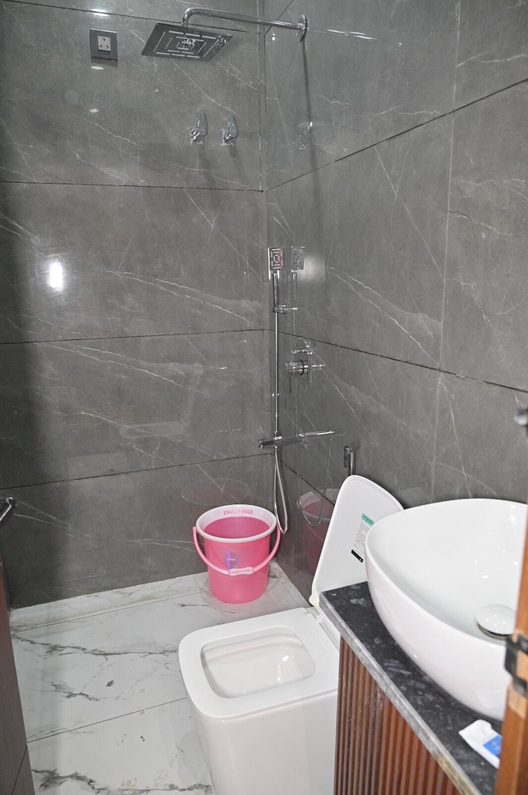 Deluxe-Doppelzimmer, Stadtblick | Badezimmer | Dusche, Handtücher, Seife, Shampoo