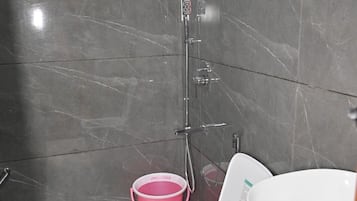Deluxe-Doppelzimmer, Stadtblick | Badezimmer | Dusche, Handtücher, Seife, Shampoo