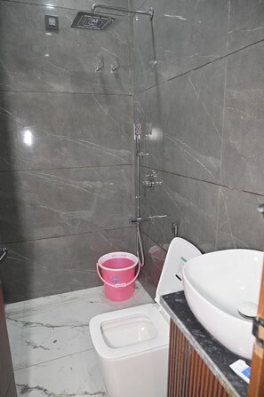 Habitación doble Deluxe, vista a la ciudad | Baño | Regadera, toallas, jabón, shampoo 