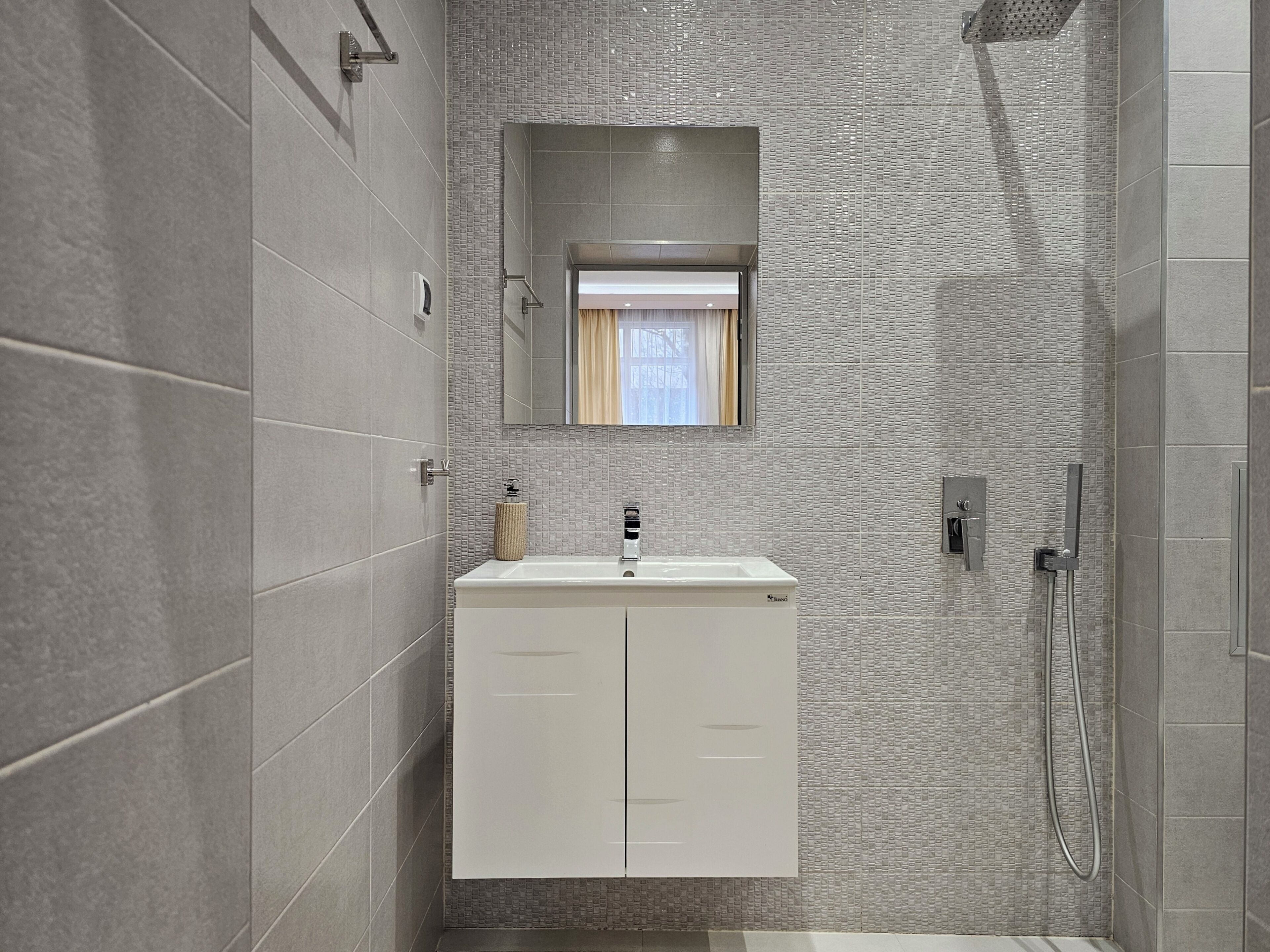 Secadora de cabello, toallas, jabón, papel de baño 
