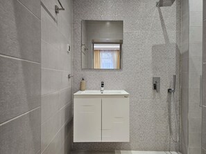 Haartrockner, Handtücher, Seife, Toilettenpapier