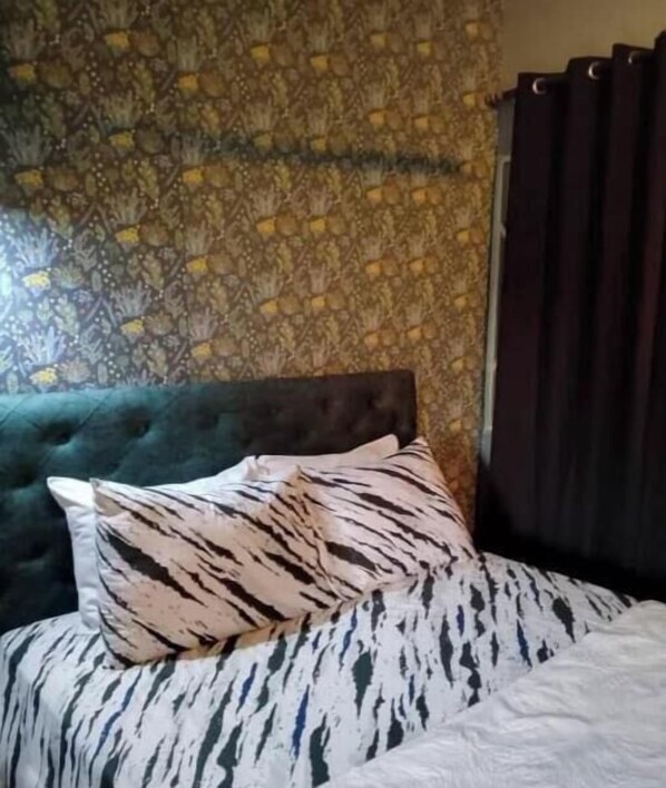 Room - Extra Comfort & Space - Family-Friendly Stay Made for Fun & Relaxation (Koforidua)