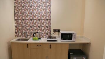 Deluxe Studio, City View | Private kitchen