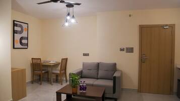 Deluxe Studio, City View | Living area