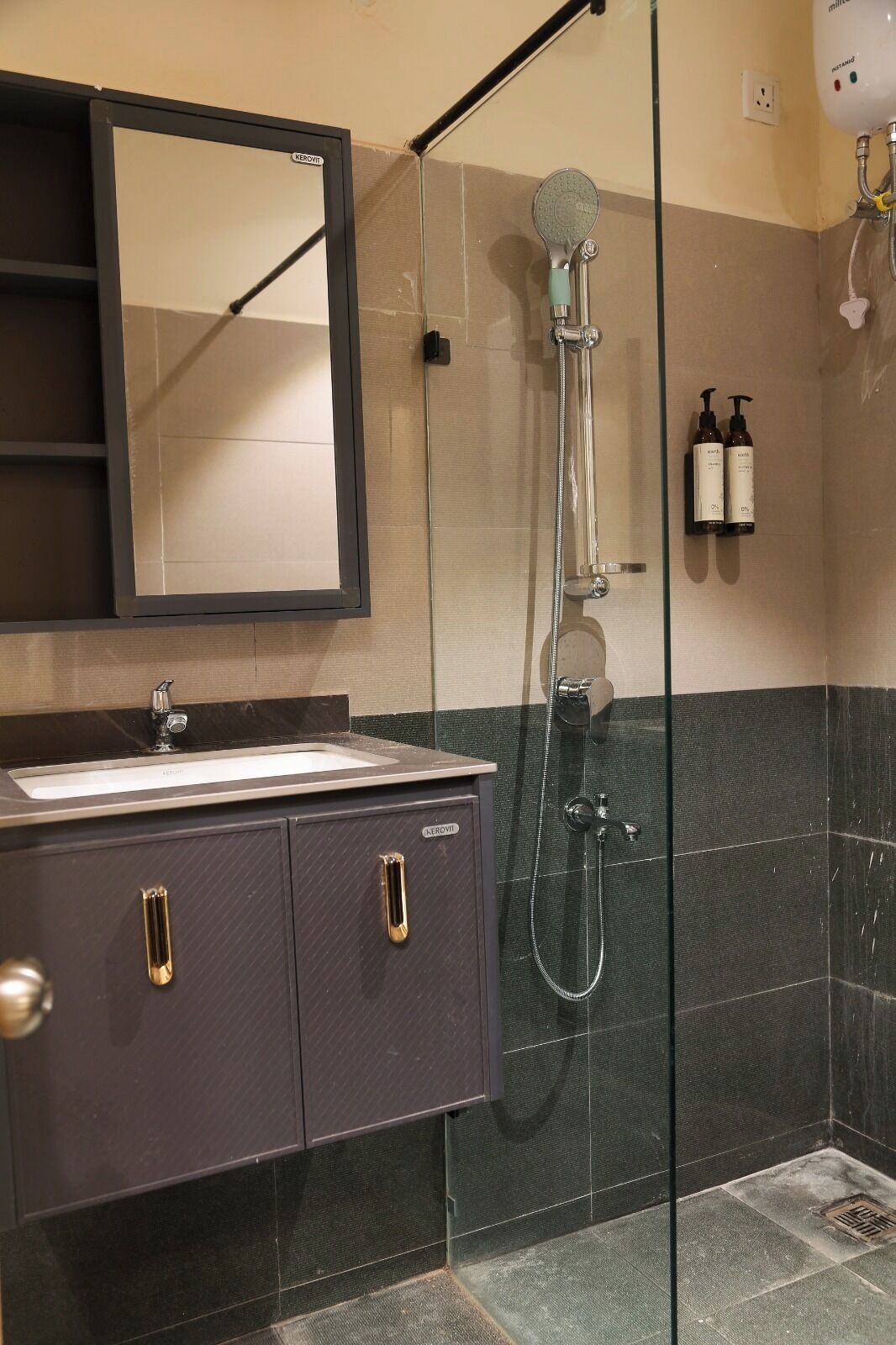 Deluxe Studio, City View | Bathroom | Shower, free toiletries, hair dryer, shampoo